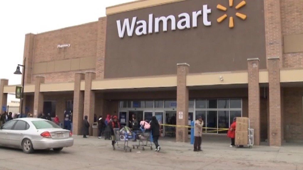 Deals draw crowds to closing Walmart