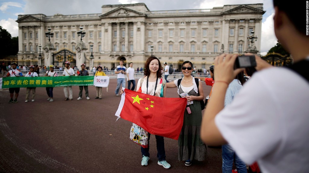 Chinese tourism spending soars 53% to record $215 billion