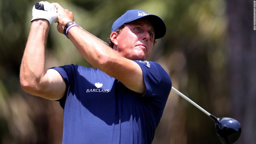 Mickelson returns $931,000 profit on stock sale