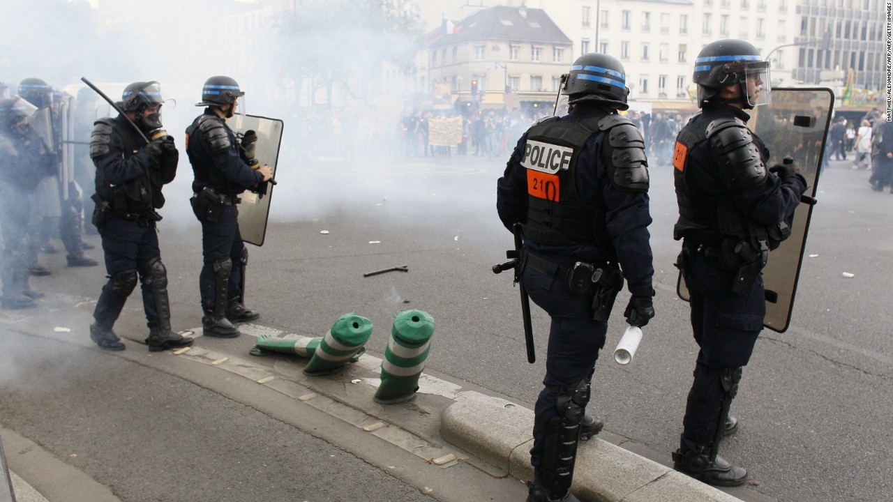 Police, protesters clash at Paris anti-labor reform rally - Video ...