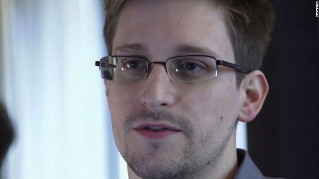 Oliver Stone: Snowden 'deserves' a pardon