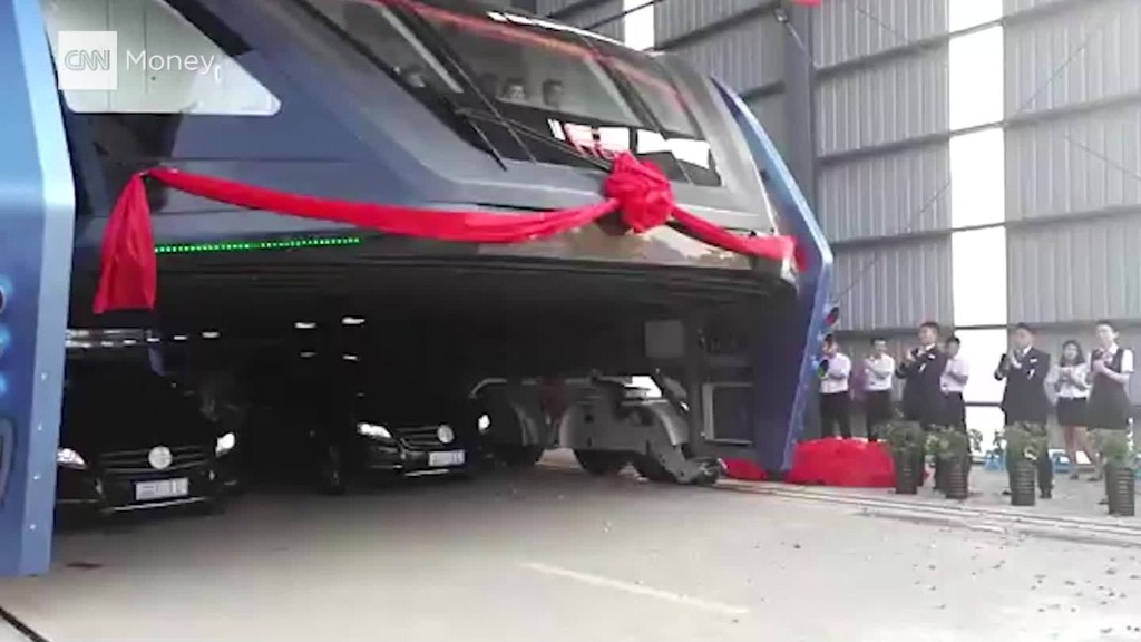 China tests bus that can drive over cars