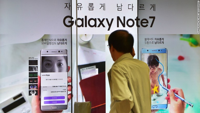 Man looking at advertisement for Samsung Galaxy Note7.