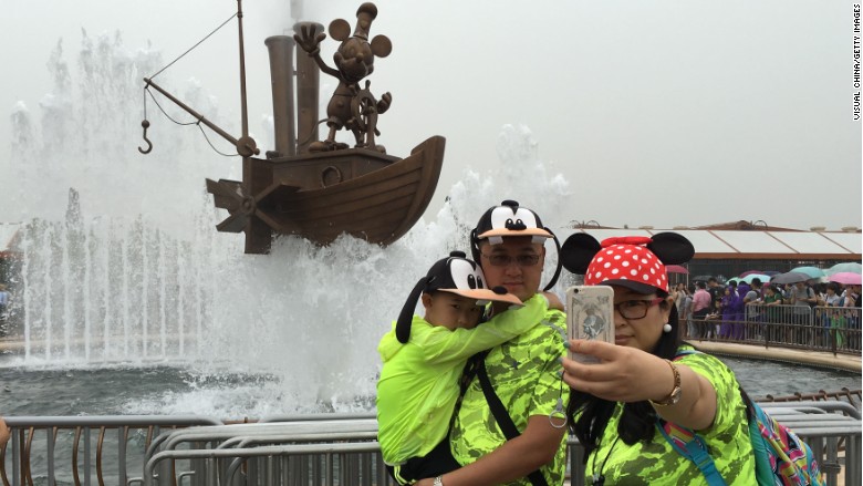shanghai disney selfie