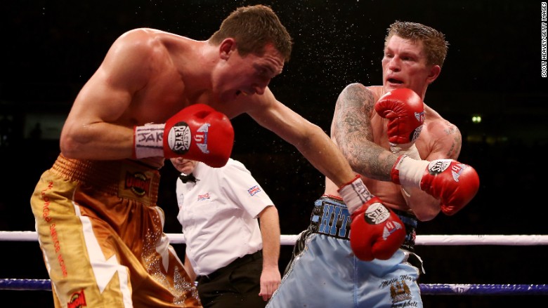 Ricky Hatton of Great Britain (R) in action with Vyacheslav Senchenko of Ukraine during their Welterweight bout at the MEN Arena on November 24, 2012 in Manchester, England. (Photo by Scott Heavey/Getty Images)