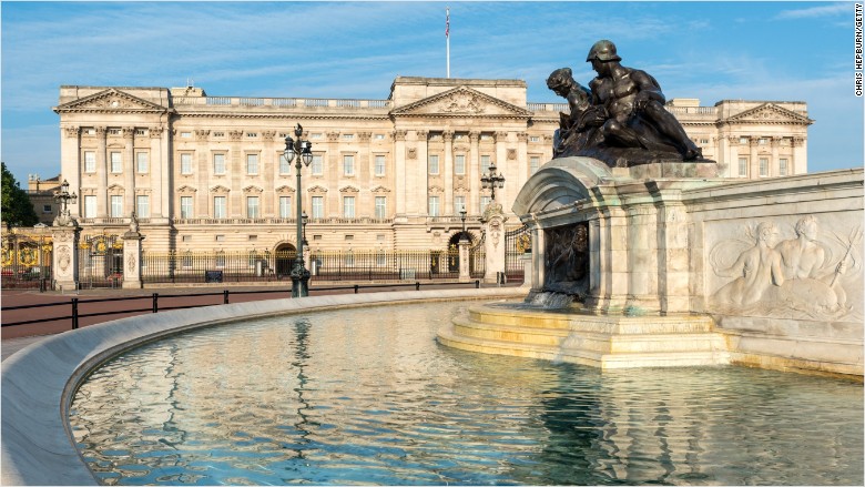 buckingham palace queen