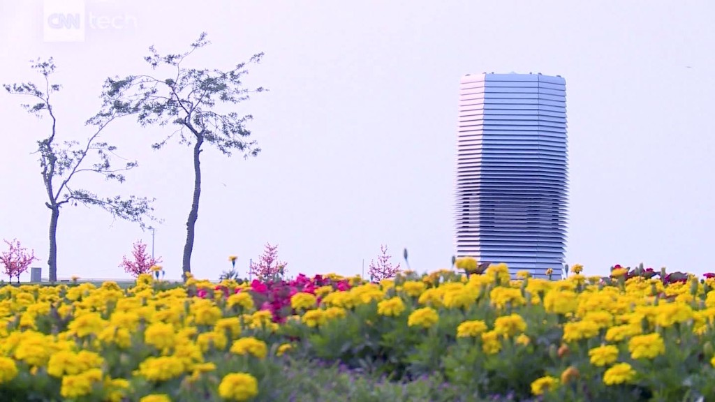 Smog-eating tower cleans Beijing's air