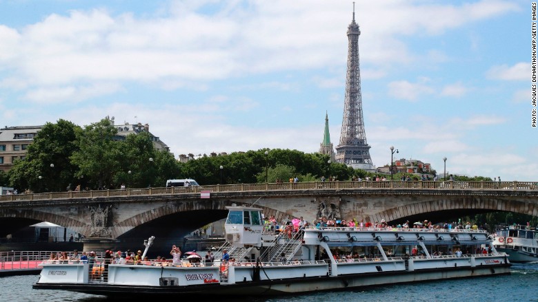 paris tourists