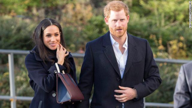 When Meghan pulled out the @strathberry bag, you 𝗸𝗻𝗼𝘄 the outfit was  gonna be 𝙜𝙤𝙤𝙙. And these slideshow is proof of exactly that. 💅🏽👜