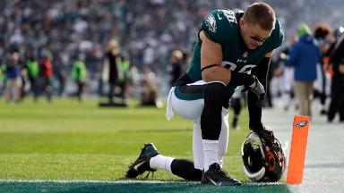 Fox apologizes for misleading photos of kneeling players