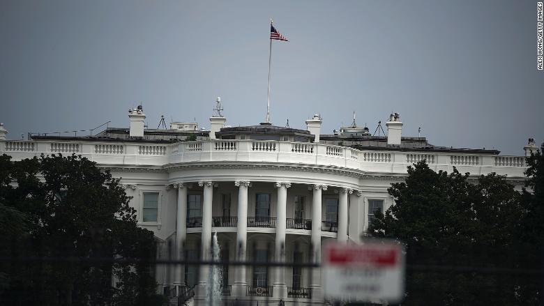 white house flag full staff 08.27.18